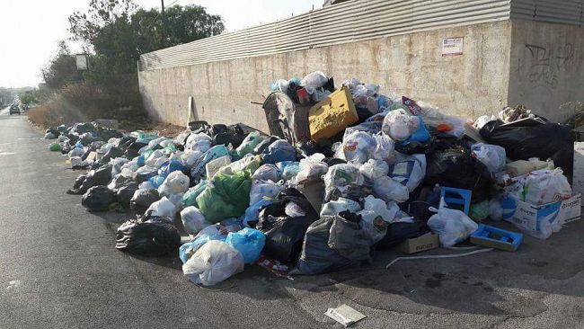Mazara sotto la spazzatura, inefficiente gestione rifiuti e inciviltà. Una minoranza, residenti e turisti, non ci sta e scrive…
