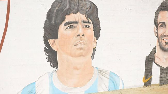 Ad10s, l’omaggio del “Pietro Cerulli” con un murales dedicato a Maradona
