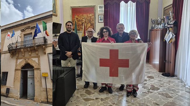 Partanna si tinge di bianco e di rosso: la bandiera della Croce Rossa sventola sul Palazzo Municipale