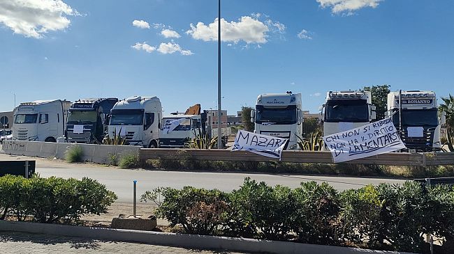 Mazara, camion fermi e gli scaffali cominciano a svuotarsi... 