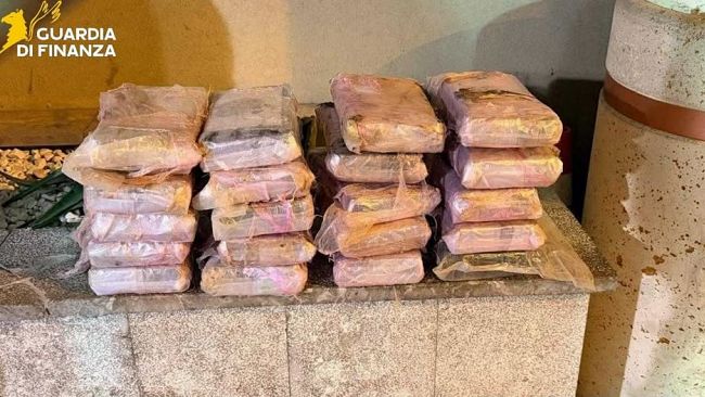 Villabate, la GdF ferma un'auto ove occultati oltre 23kg di cocaina. Arrestato il corriere 