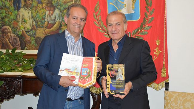 Ricevuto dal sindaco Grillo l'enologo Giacomo Manzo, “Ambasciatore del Vino Marsala”