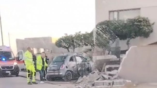 Brutto incidente sulla SP38 Mazara-Torretta, auto si schianta contro muro di un'abitazione. Due feriti gravi