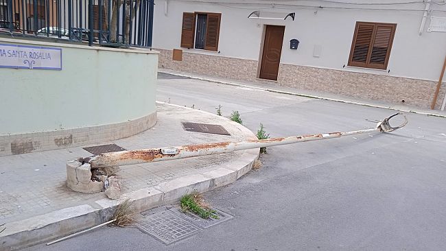Mazara, pilone della luce crollato all’incrocio fra vie S. Rosalia e A. Godino 