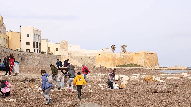 Trapani, raccolta rifiuti da 200 kg in centro storico