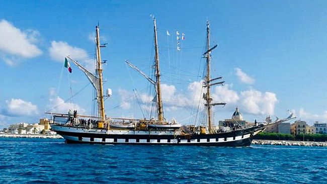 A palazzo d’Alì ricevuto il Comandante della Nave Scuola Palinuro