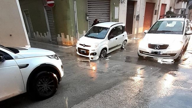 Si apre una buca in via Pietro Luna, auto danneggiata 