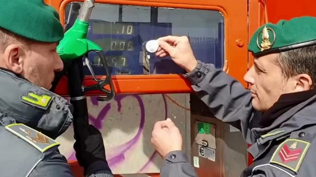 Serrati controlli della Guardia di finanza sulla distribuzione dei carburanti