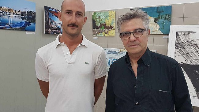 VIDEO – La mostra fotografica sulla pesca di Mazara curata da Chiaroscuro Studio