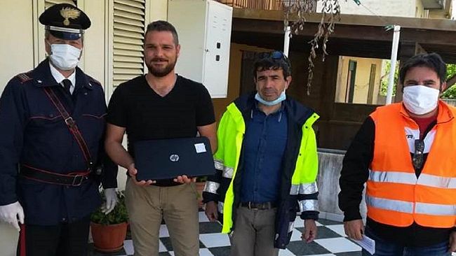 Salaparuta, i Carabinieri consegnano laptop per la didattica a distanza