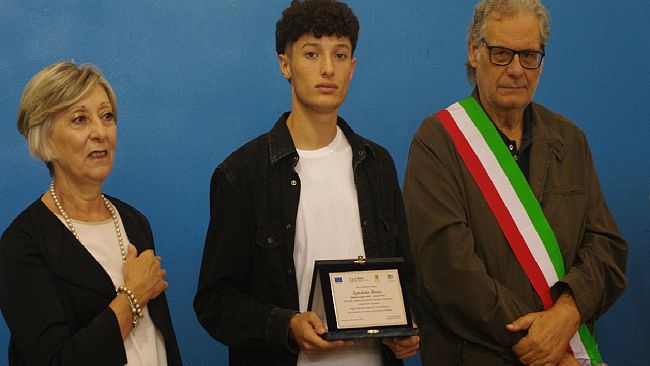 Il Campione Europeo di kick-Boxing Agostino Bona premiato dal Sindaco e dalla preside del Liceo