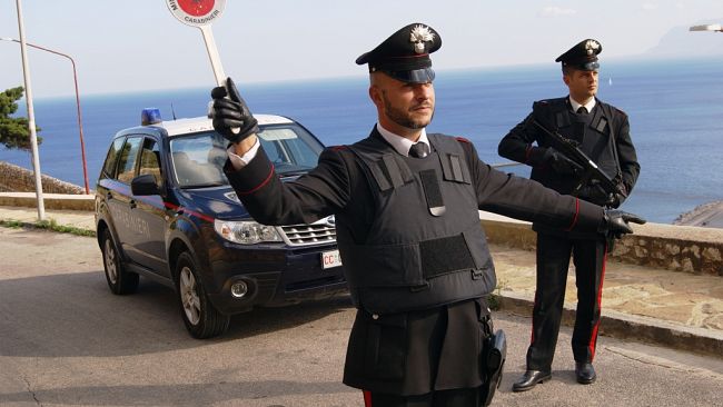 Castellammare, furto e indebito utilizzo di carta di credito: arrestato 35enne