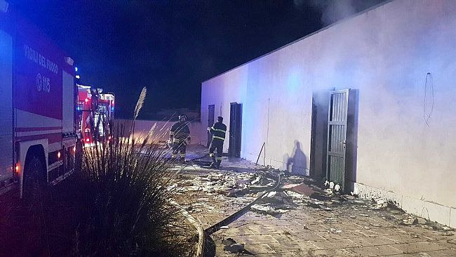 In fiamme edificio, ove un archivio cartaceo del Comune, in zona Miragliano