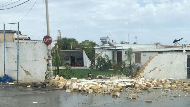 Tromba d'aria a Triscina, muri e pali della luce divelti, nessun ferito