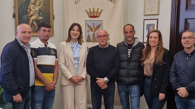 alcamo-il-comune-ha-due-nuovi-operatori-del-verde-firmano-i-vincitori-del-concorso