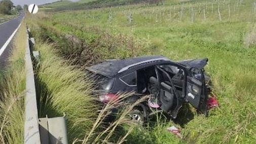 Paura sulla SS 115, un'auto sbalza fuori dalla carreggiata a seguito dello scontro