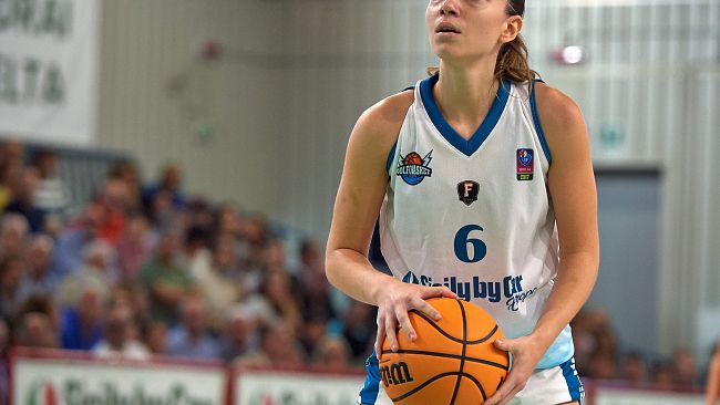 pronto-riscatto-in-casa-sicily-by-car-netta-vittoria-casalinga-contro-salerno-basket-92