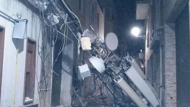 A causa del forte vento crolla un antenna per la telefonia mobile in pieno centro, nessun ferito