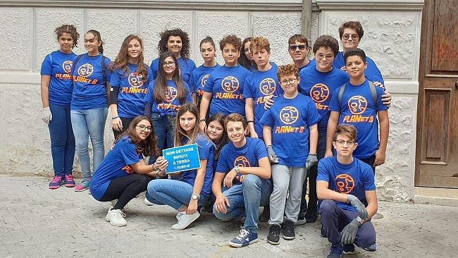 Il collettivo di studenti Planet B dà lezioni di civiltà, ripulita la villa comunale di fronte al Liceo Classico