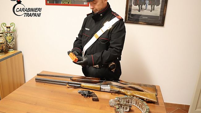 I Carabinieri sequestrano, in un casolare abbandonato ad Erice, armi e munizioni rubate