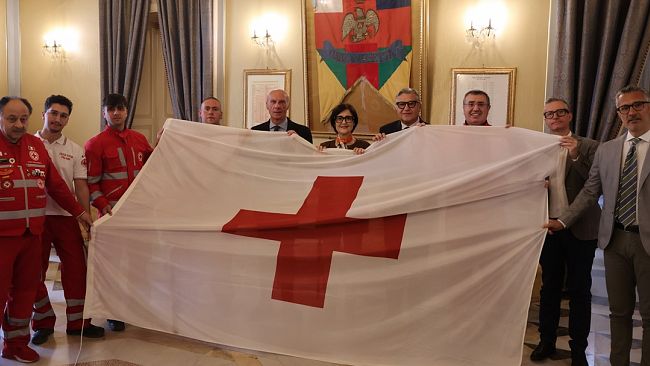 Caltanissetta celebra la Croce Rossa: la bandiera della CRI sventola sui palazzi comunali