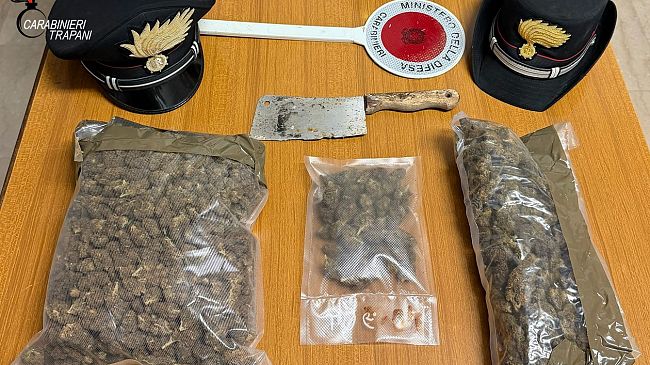  Nasconde oltre un chilo di marijuana in casa mentre è ai domiciliari: arrestato uomo a Campobello