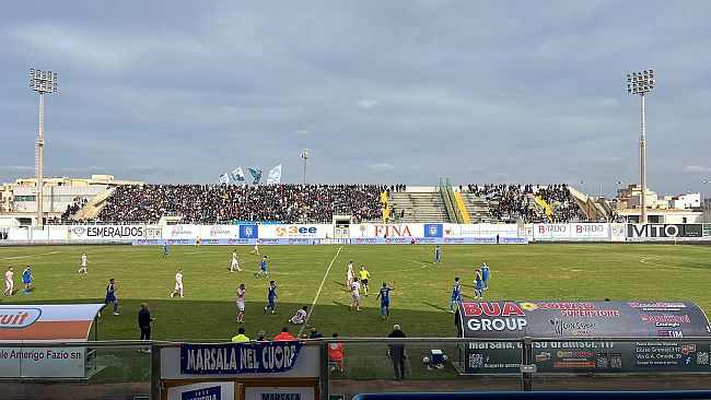 Marsala-Licata, il calcio si arrende alla violenza: petardi sugli spalti e famiglie in fuga