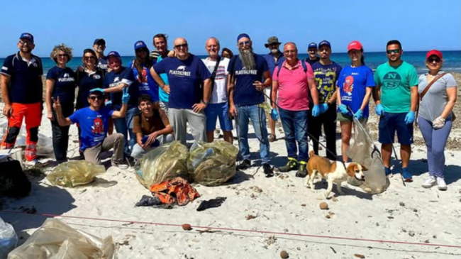 Mazara, volontari di plastic free ripuliscono parte di costa nelle vicinanze del ponte Arena
