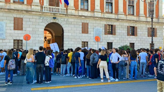 Trapani, gli studenti scendono in piazza