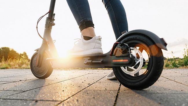 Scatta l'obbligo di targa e assicurazione per i monopattini elettrici dal 16 maggio 2026