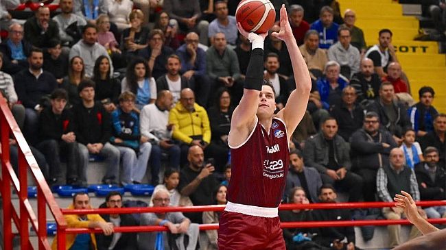 Basket LBA, Napolibasket - Trapani Shark 46-44 all'intervallo