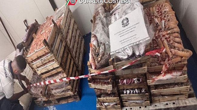 Sequestrati due attrezzi irregolari e circa 3 quintali e mezzo di prodotto ittico dalla Guardia Costiera 