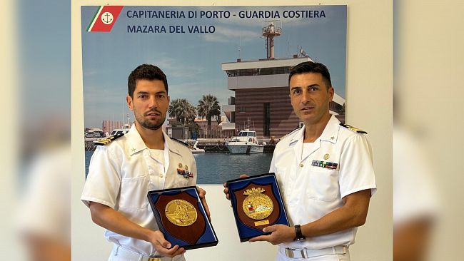 Nave Galatea nel porto di Mazara, visita del tenente Luca Labella alla sede della Guardia Costiera