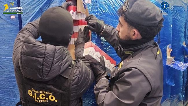 La GdF di Palermo sequestra centri di stoccaggio e fabrica clandestina di sigarette