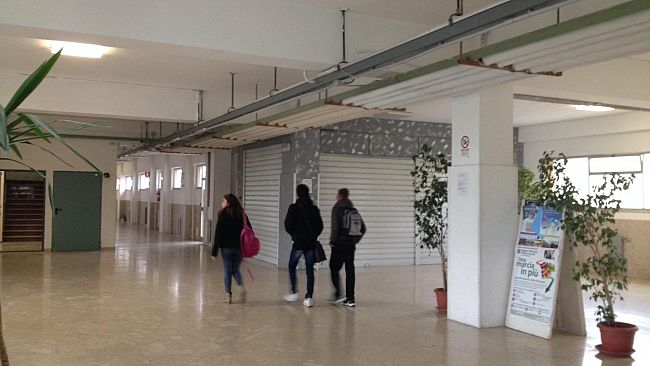 Mazara, chiuso bar dell’Istituto Industriale. Disagi per 500 studenti e per i prof. A rischio borse di studio.