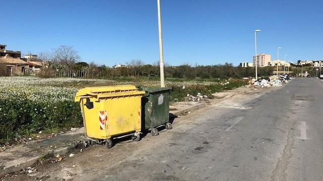 Ripulita la discarica di via Vento. Merito della monnezz’art?