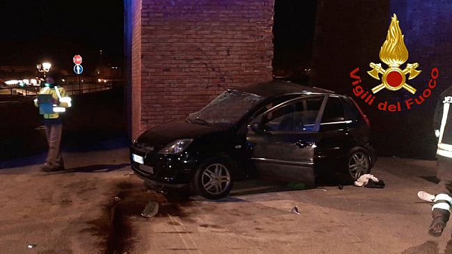 Morti due giovani, auto si schianta contro un pilone