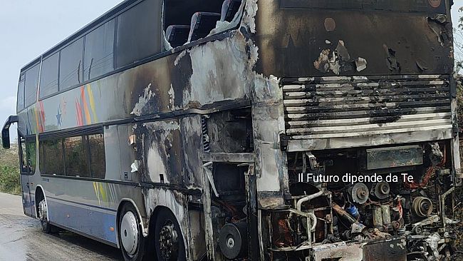 Autobus di linea prende fuoco sulla tratta Menfi–Santa Margherita: salvi gli studenti