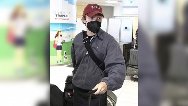 Gli attori Tom Holland e Matt Damon arrivano a Trapani per le riprese di 