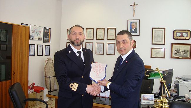 Scambio di auguri tra il Comandante della Capitaneria di Porto ed il Capo Commenda del Sovrano Ordine di San Giovanni di Gerusalemme. Il Comandante Giovetti riceve il Commendatore Barbera