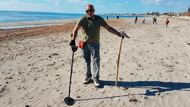 VIDEO – Mazara, torna l’antico mestiere del cercatore di metalli preziosi e non