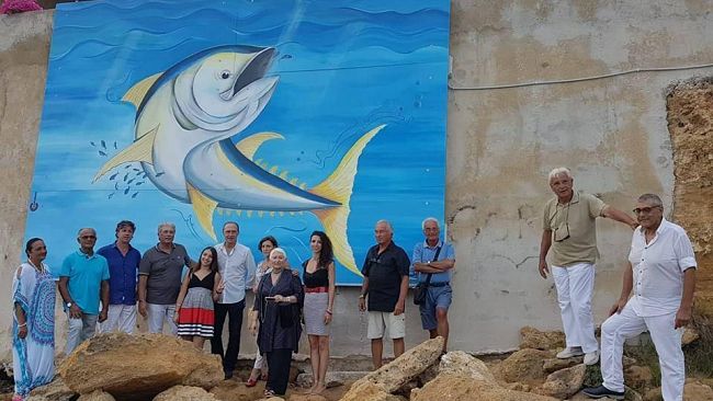 Comune C.bello: un grande dipinto raffigurante “il tonno” abbellisce la spiaggetta di Torretta Granitola