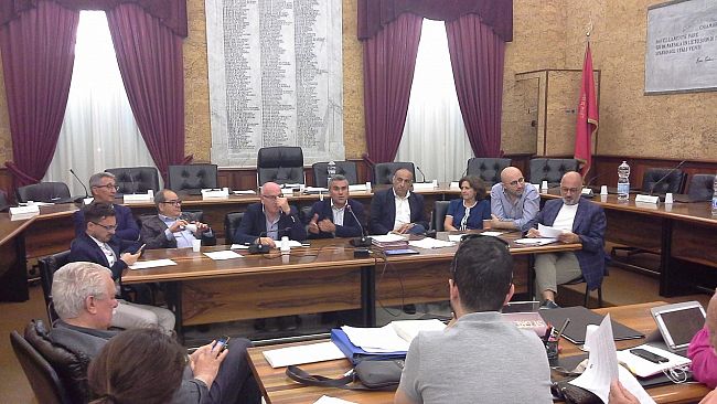 Marsala, Consiglio comunale spaccato sull’operato della Giunta Di Girolamo. Attacchi incrociati