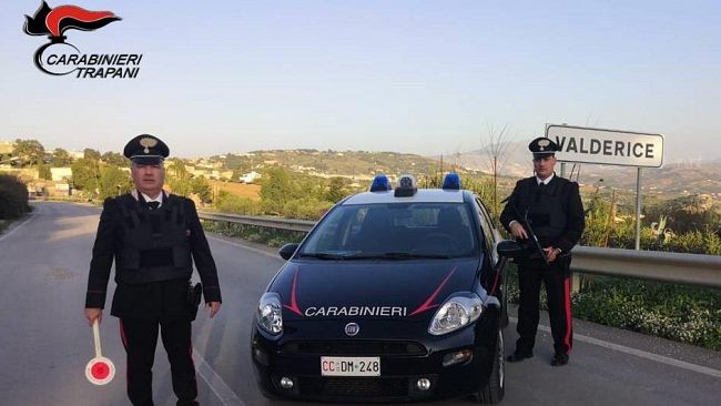 Valderice, avrebbe asportato un bancomat e prelevato 2400 euro. Denunciata 
