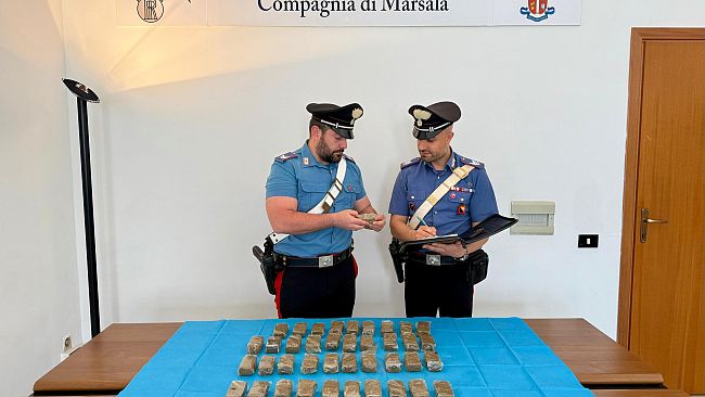 Marsala, arrestato 70enne trovato in possesso di 50 panetti di hashish sullo scooter