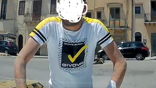Tenta di truffare gli automobilisti attraversando la strada 