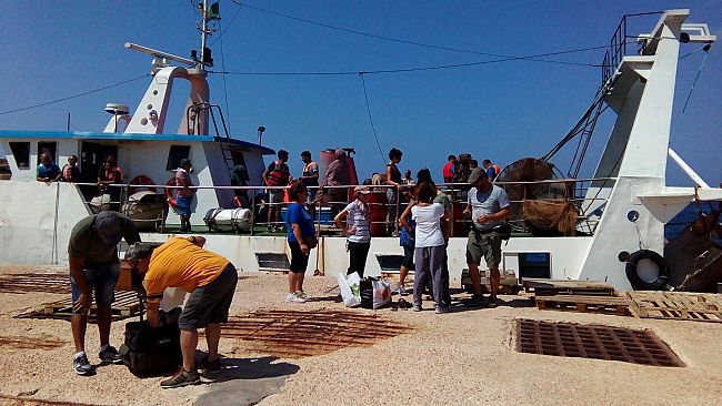 L’attore Rosario Lisma ed il peschereccio mazarese “Nuovo Giacomo I” nella fiction Rai “Lampedusa” con Claudio Amendola protagonista