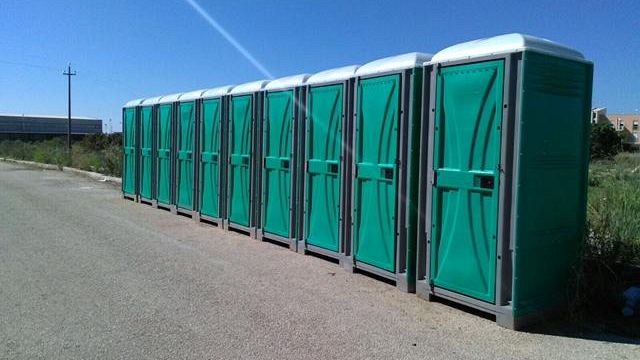 Campo Erbe Bianche, installati venti bagni chimici ed allacci idrici