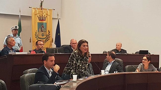 Mazara, il Consiglio approva il rendiconto 2018. Maggioranza “quasi bulgara” per l’Amministrazione Quinci con l’adesione di Pietro Marino e Enza Chirco in “X Mazara”