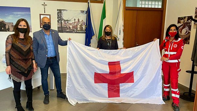 Erice, esposta al Comune la bandiera della Croce Rossa